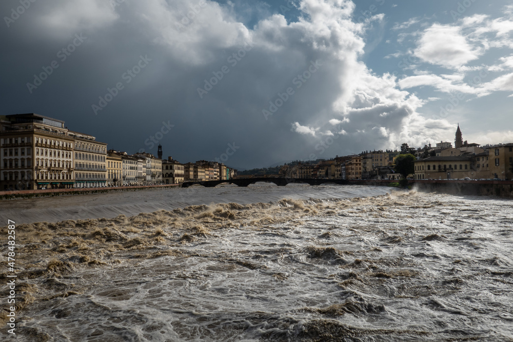 Arno in piena a Firenze