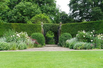 Keuken achterwand Tuin Groene siertuin met bloeiende borders  © 1000 Words