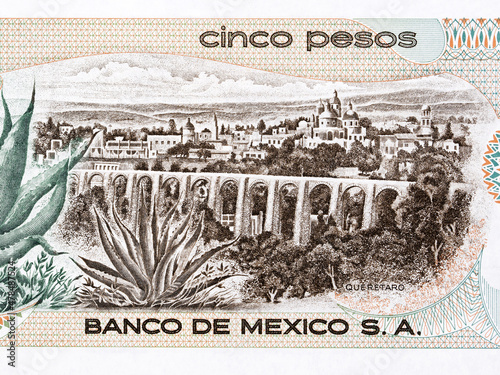 Leinwand Poster Aqueduct and buildings in the state of Queretaro from old Mexican money