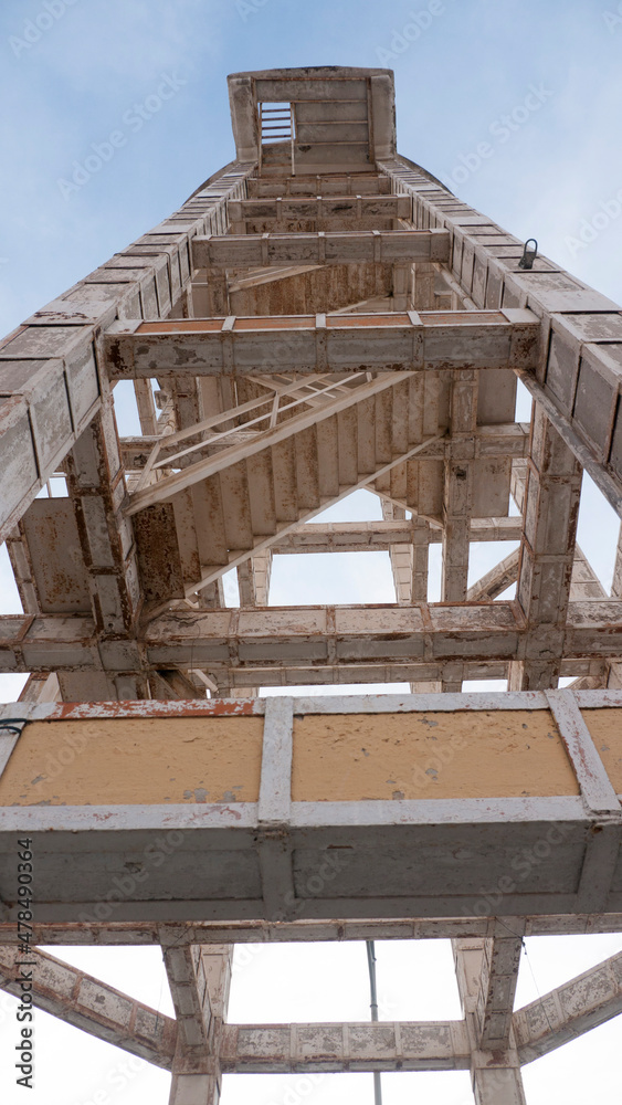 Escaleras y travesaño en estructura de torre Stock Photo | Adobe Stock