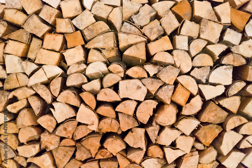 Hintergrund Holzstapel aus gespaltenen Holzstämmen Hintergrund Holzstapel aus gespaltenen Holzstämmen