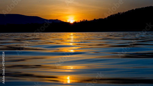 Zachodzące słonce za górami z widokiem znad jeziora / The setting sun behind the mountains overlooking the lake