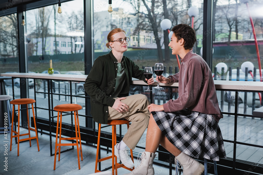 © LIGHTFIELD STUDIOS - Positive couple of travelers holding glasses of wine in hotel © LIGHTFIELD STUDIOS - Positive couple of travelers holding glasses of wine in hotel