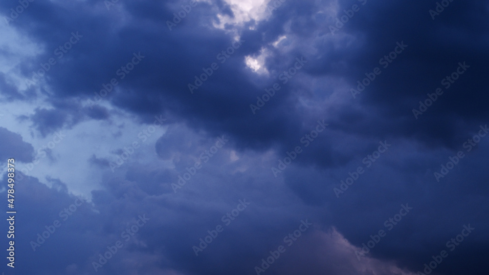 Temps orageux, et ciel occupé par de gros cumulonimbus