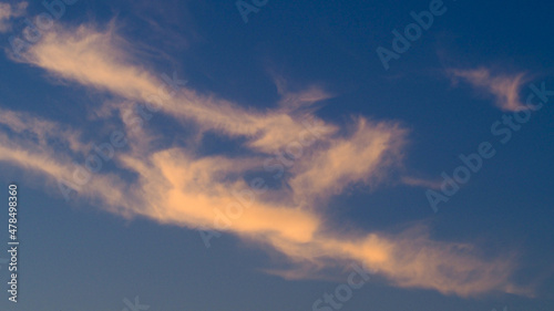 Traînées de cirrus dans un ciel limpide, en fin de soirée