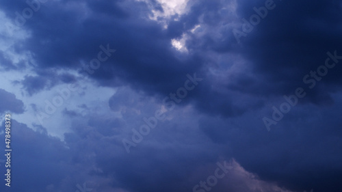 Temps orageux, et ciel occupé par de gros cumulonimbus © Anthony