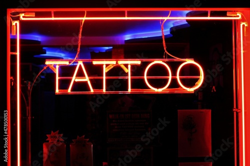 TATTOO Neonschriftzug