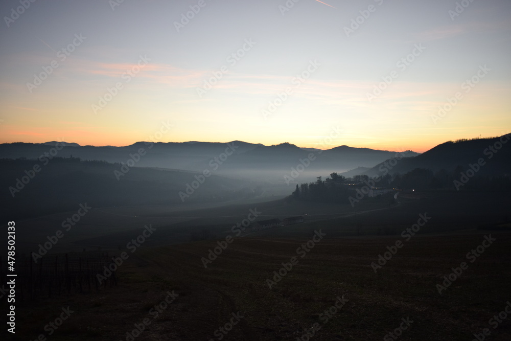 Nebbia in collina in oltrepò pavese Nebbia in collina in oltrepò pavese