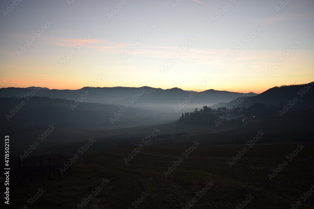 Nebbia in collina in oltrepò pavese