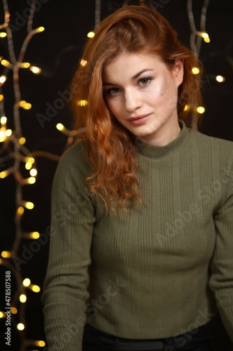 Hübsche junge Frau mit vielen Lampen im Hintergrund © Harald Mizerovsky