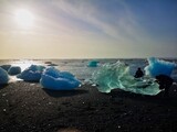 Menschen fotografieren das Eis am Glacier Beach an der Südküste von Island