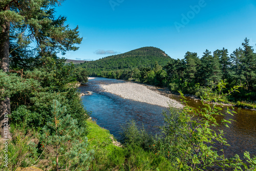 River Dee and Craigendarroch. Fotobehang