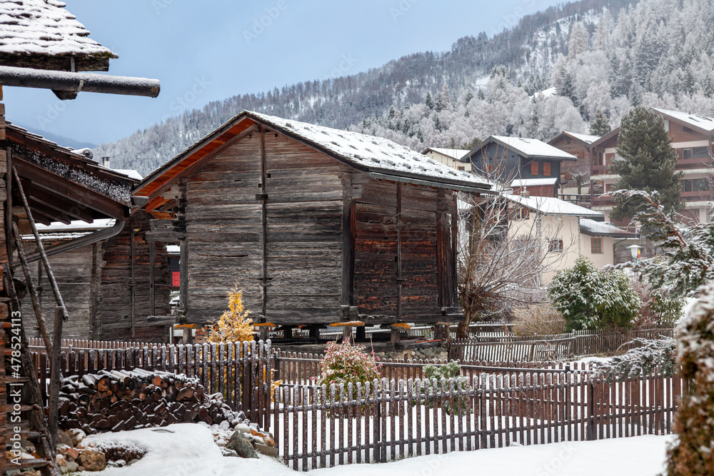 Village de montagne sous la neige