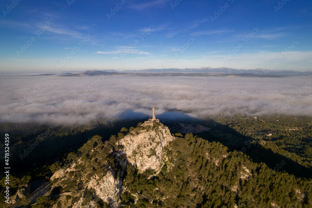 foto de la cruz de san salvador con la niebla de fondo en la isla de