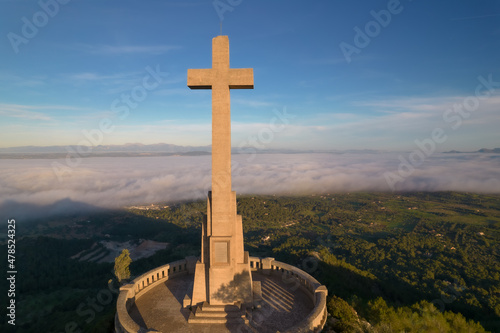 Obraz na plátne foto de la cruz de san salvador con la niebla de fondo en la isla de majorca