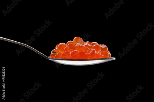 Φωτογραφία Red salmon caviar of chum salmon in a spoon, shot at close range