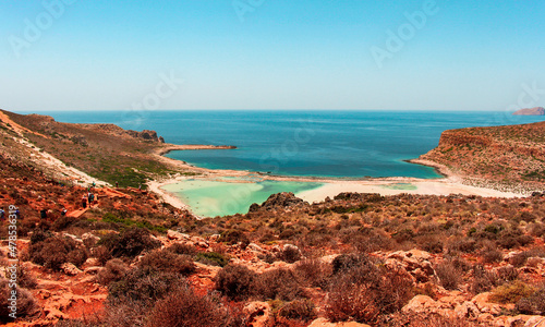 Vue sur la mer depuis les montagnes