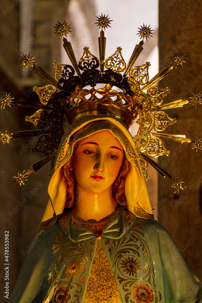 Fototapeta premium Statue der Maria in der Kathedrale in Santiago de Compostela