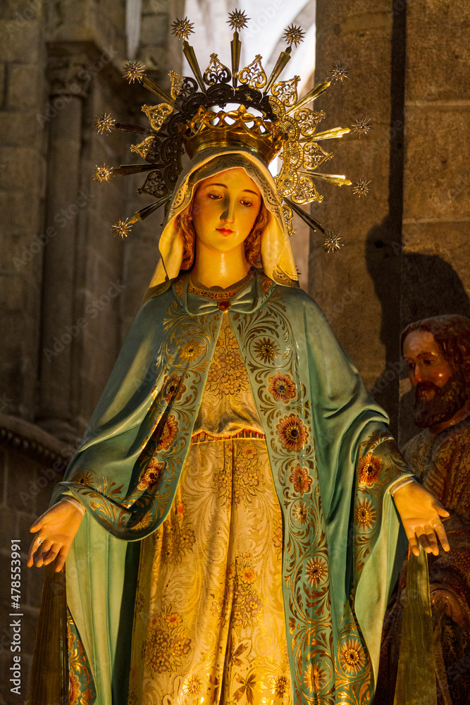 Statue der Maria in der Kathedrale in Santiago de Compostela