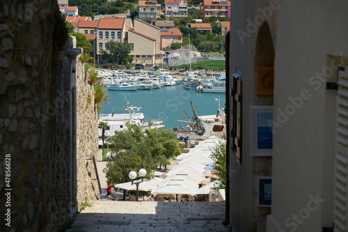 Blick durch eine enge Gasse auf den Hafen der Stadt Rab in Kroatien photo