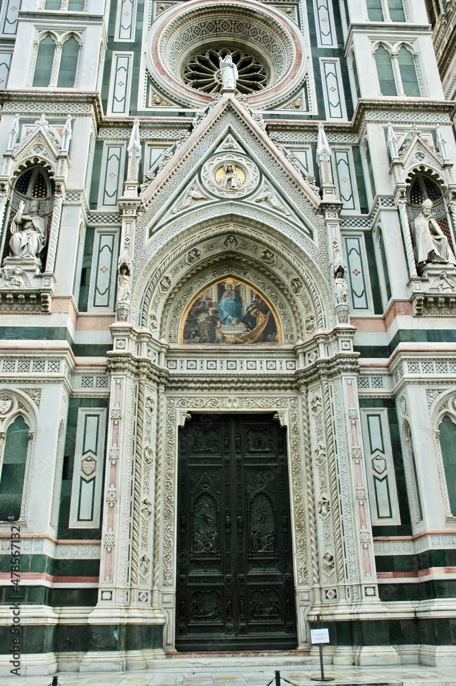 Marmi e dipinti decorano il portone del  portone della Cattedrale di Santa Maria del Fiore  di Firenze.