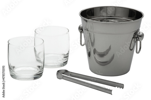 Dois copos, um balde de ferro e  um pegador de massas em fundo branco (ID: 478570393)