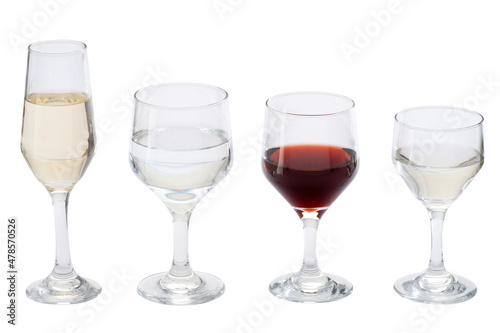 Copos de vidro com bebidas dentro em fundo branco