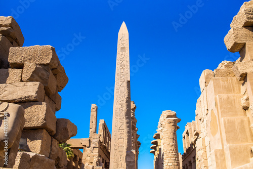 Fotografia EGYPT - KARNAK TEMPLE - Travel tour group wanders through Karnak Temple