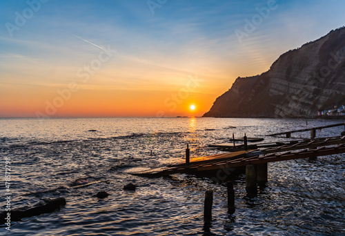 Alba alle Grotte del Passetto, nelle Marche in Italia. Paesaggio. Mare. Inverno. Vacanze.