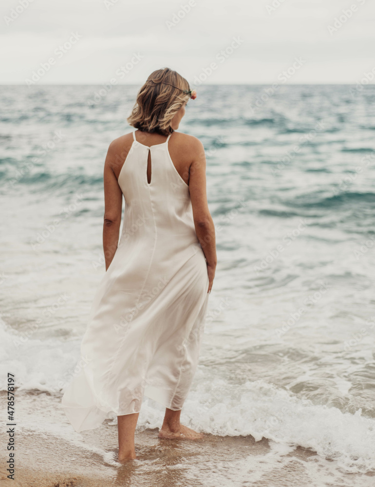 Sesion de fotos de una mujer embarazada paseando por la playa Sesion de fotos de una mujer embarazada paseando por la playa