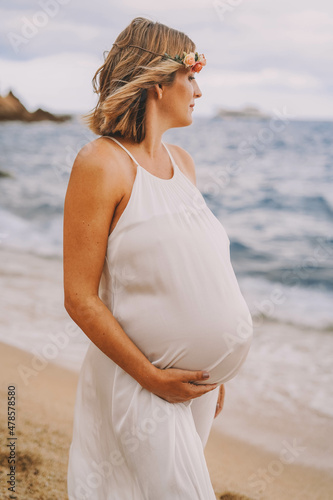 Sesion de fotos de una mujer embarazada paseando por la playa