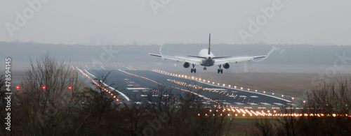 Landeanflüge auf den berliner Flughafen TXL Tegel  photo