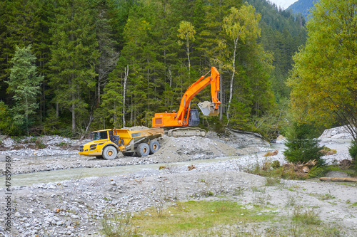 Flussregulierung mit einem Schaufelbagger, in den österreichischen Alpen, im Obersulzbachtal, Salzburger Land. photo