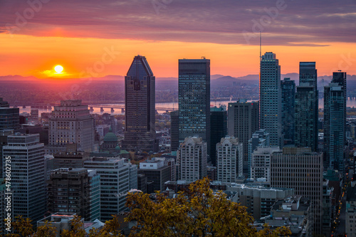 Wallpaper Mural Sunrise over the skyline of Montreal, watched from the Kondiaronk Belvedere in Mont Royal Park. Torontodigital.ca