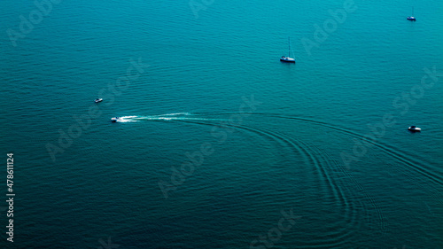 Barcos navegando no lago Michigan, água na cor turquesa, textura da água em destaque
 photo