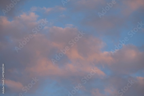 FU 2020-06-28 Wiese 192 Am Himmel sind rosa Wolken