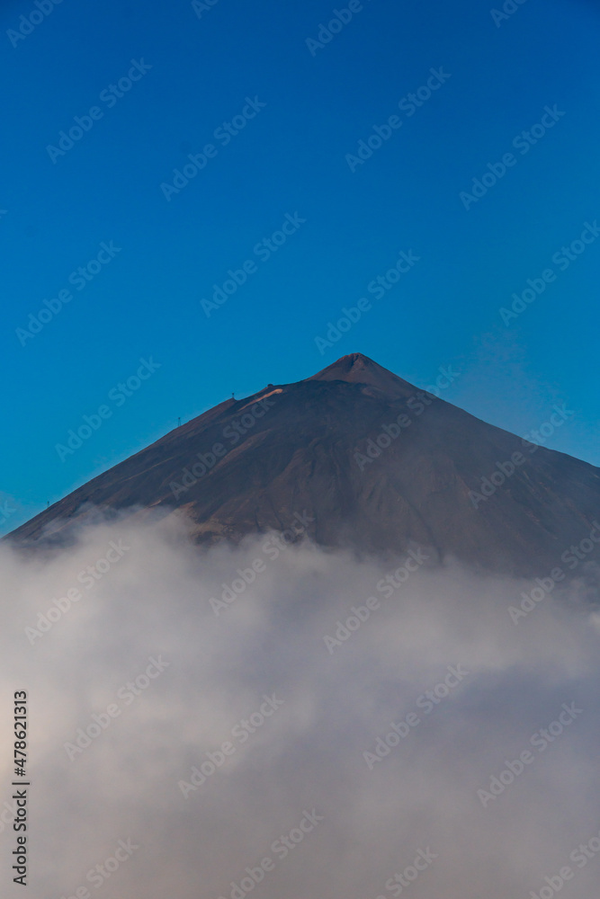 Pico más alto de España rodeado de nubes en el Parque Nacional del Teide