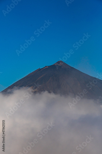 Pico más alto de España rodeado de nubes en el Parque Nacional del Teide