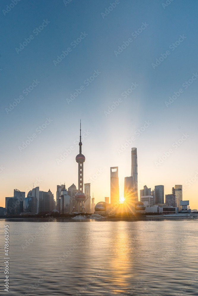 Obraz premium Sunrise view of Lujiazui, the financial district in Shanghai, China.