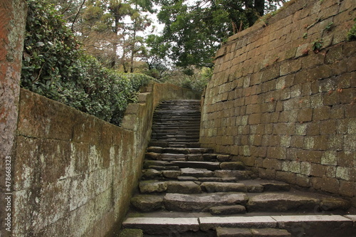 鹿児島の風景、「仙厳園」。苔むした石の階段。「仙厳園」は元島津家別邸。1658年、19代光久によって築かれた。