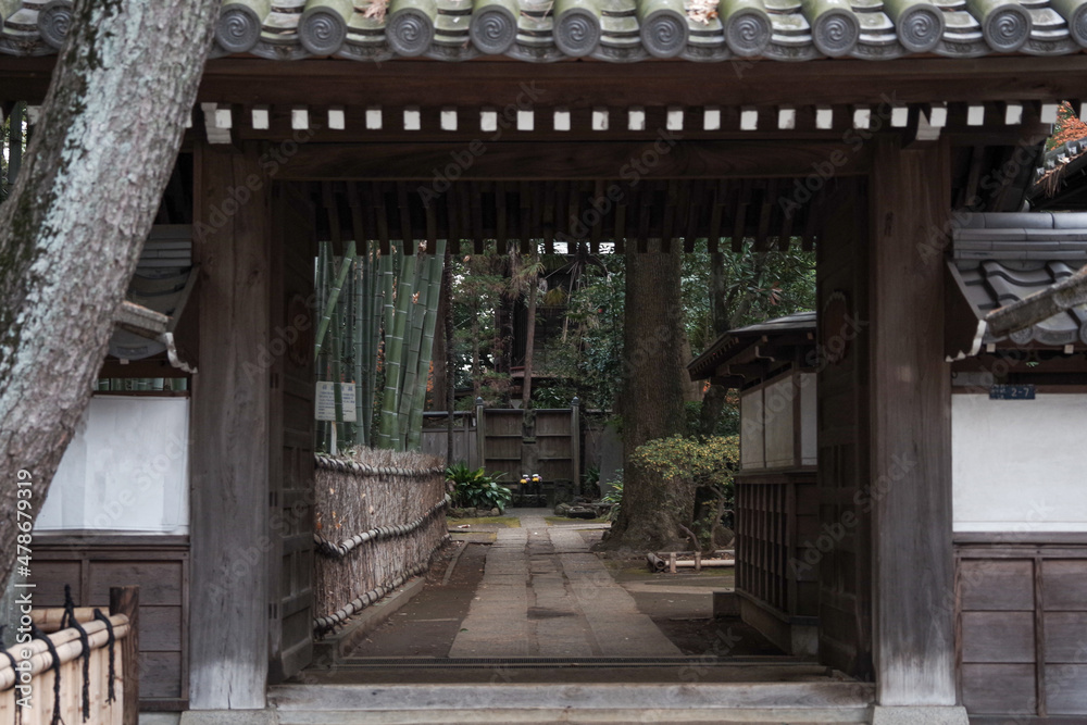 洗足池の側にあるお寺とその入り口。静かなたたずまい。
