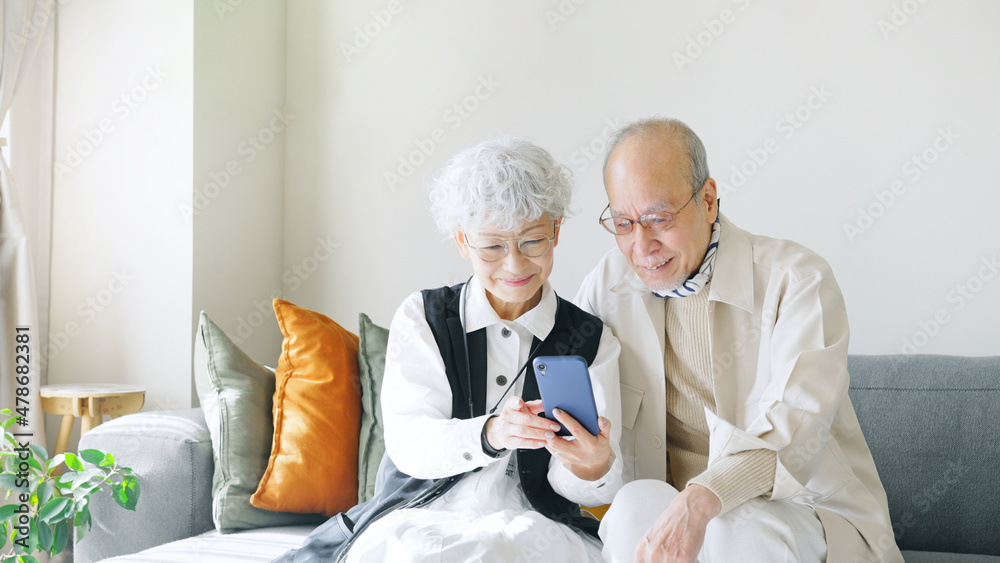 Obraz premium スマートフォンを使うシニアカップル
