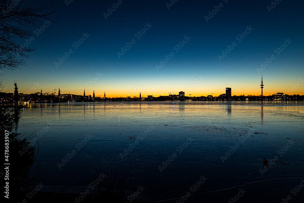 Winterlicher Blick auf die Außenalster (Hamburg, Deutschland)