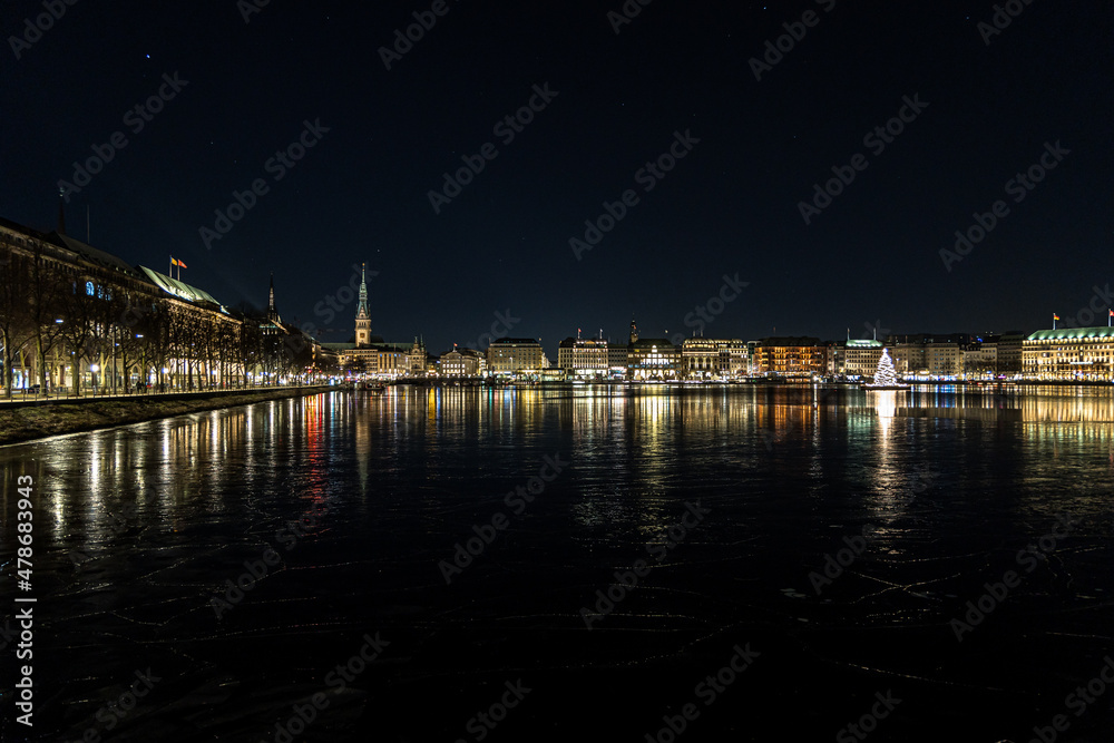 Weihnachtlicher Blick auf die Binnenalster und das Hamburger Rathaus (Hamburg, Deutschland)