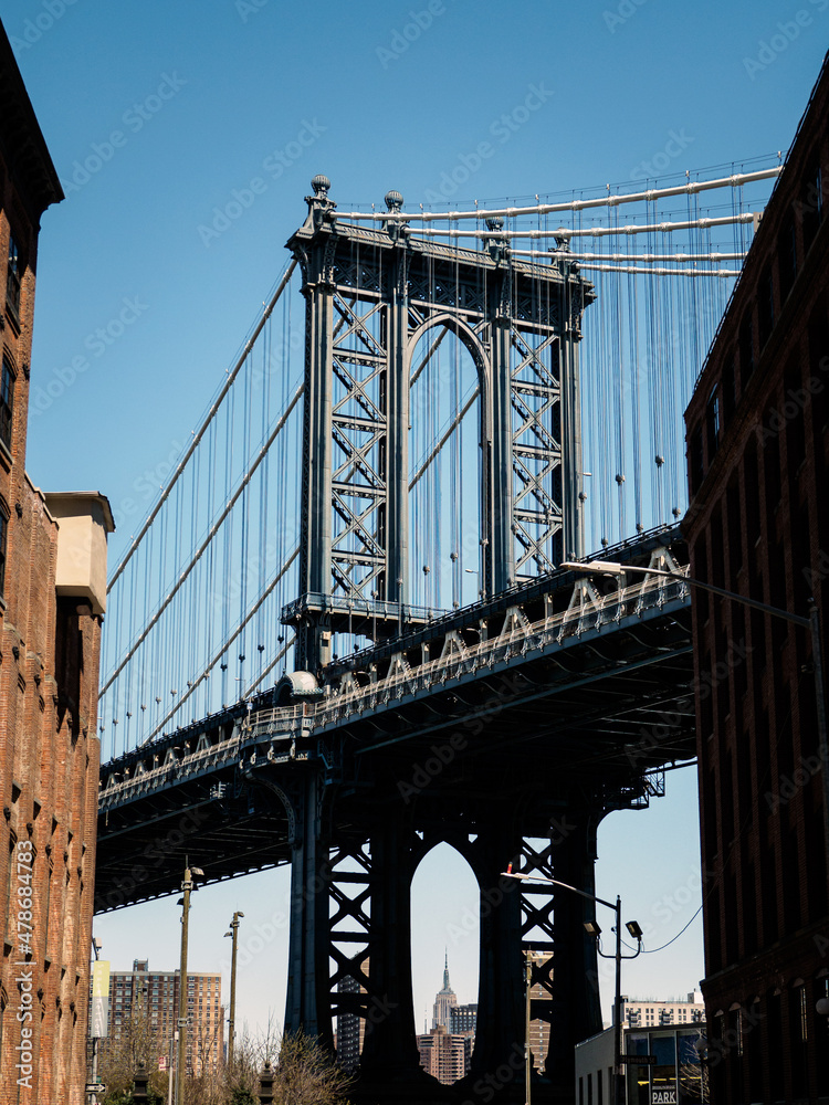 Naklejka premium Manhattan bridge on a sunny day viewed from Brooklyn