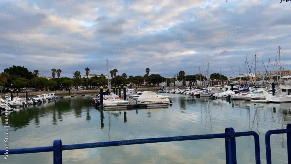 Vista de Marina de Ayamonte, España. Increíble cielo azul con nubes rayadas