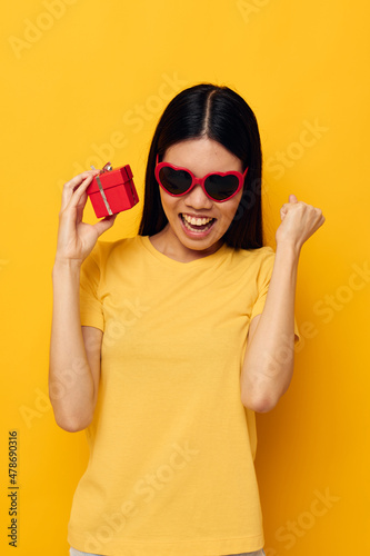 pretty brunette wearing sunglasses small gift box isolated background unaltered