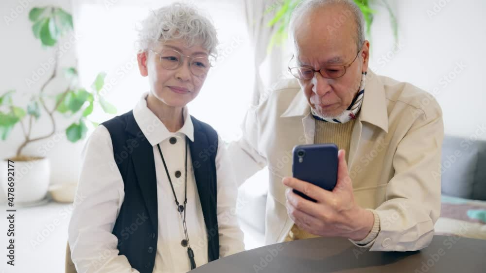 スマートフォンを使うシニアカップル