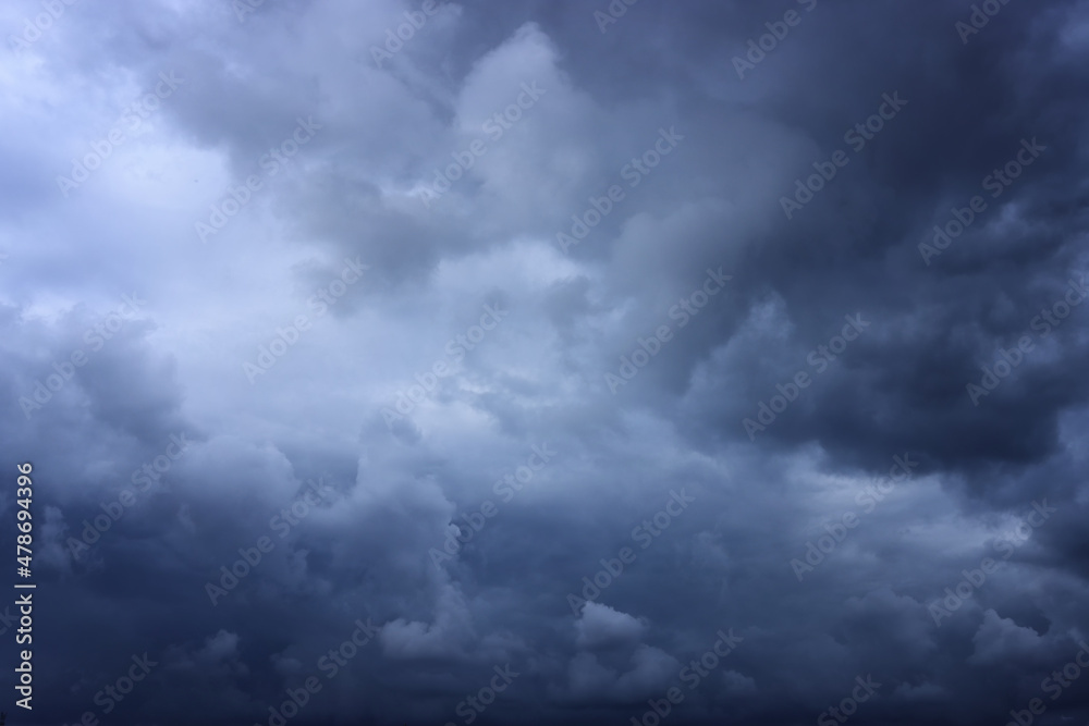 Obraz premium Cloudy and stormy winter sky