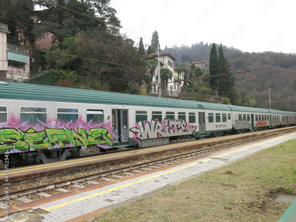 treno, ferrovia, Varenna, stazione, graffiti sul treno, 